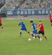 比赛中,发球队员发出的球